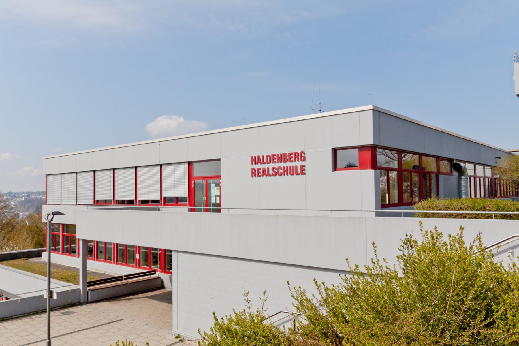 Das Gebäude der Haldenberg-Realschule mit dem Schriftzug „Haldenberg Realschule“ an der Fassade